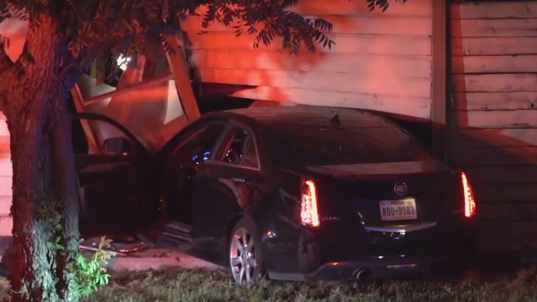 Northwest Houston: Chase suspect crashes vehicle into home, injuring man inside