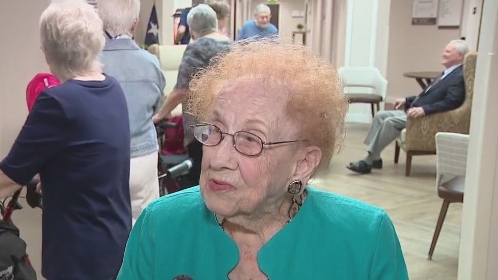 106-year-old woman hosts fashion show at senior community center