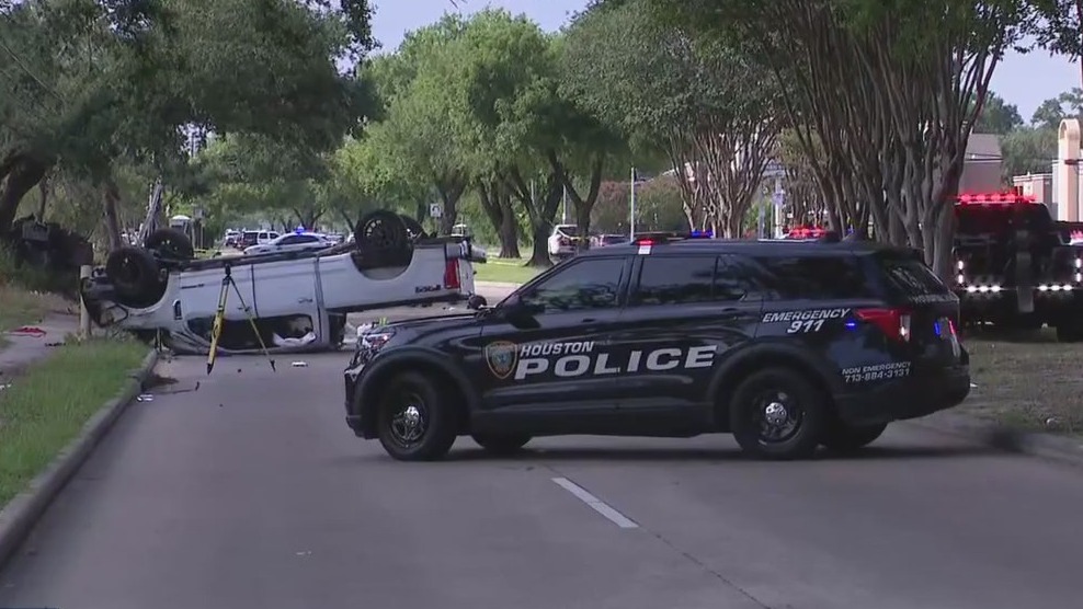 Crash causes partial road shutdown in southwest Houston