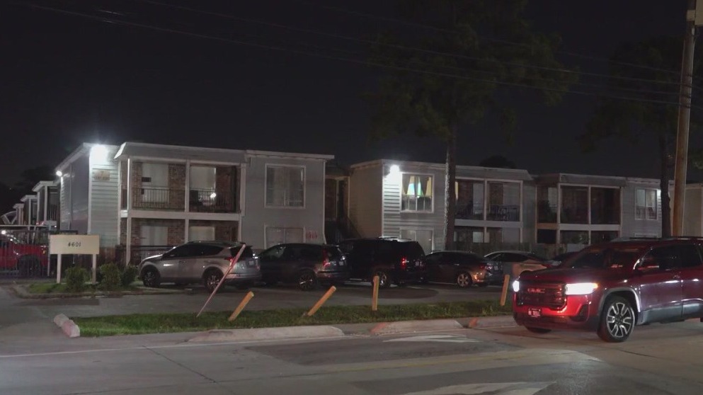 Man shot at northwest Houston apartment complex, dies at hospital, police say