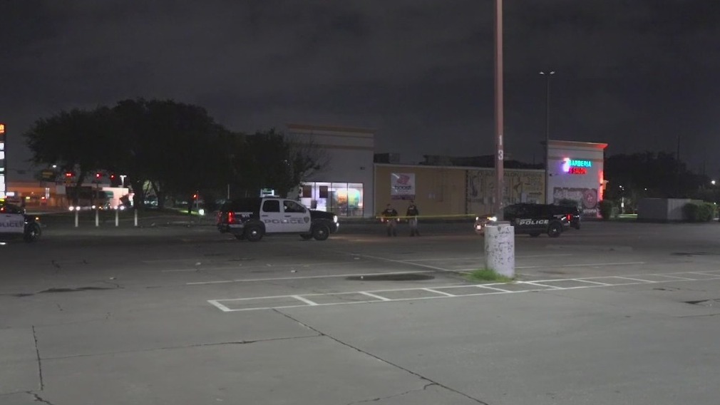 Man shot, killed at west Houston shopping center, police say