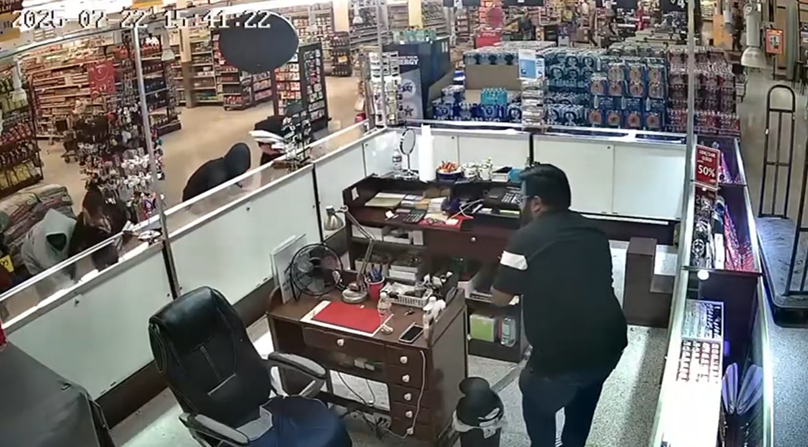Smash-and-grab at Pearland jewelry kiosk: VIDEO