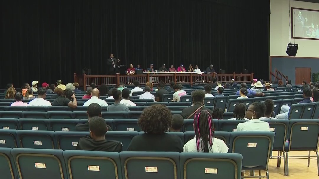 Former NFL players, Harris County leaders hold event targeting crime among youth