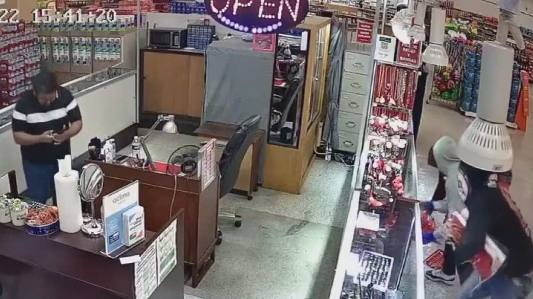 League City, Pearland authorities investigating smash and grabs at jewelry kiosks in grocery stores