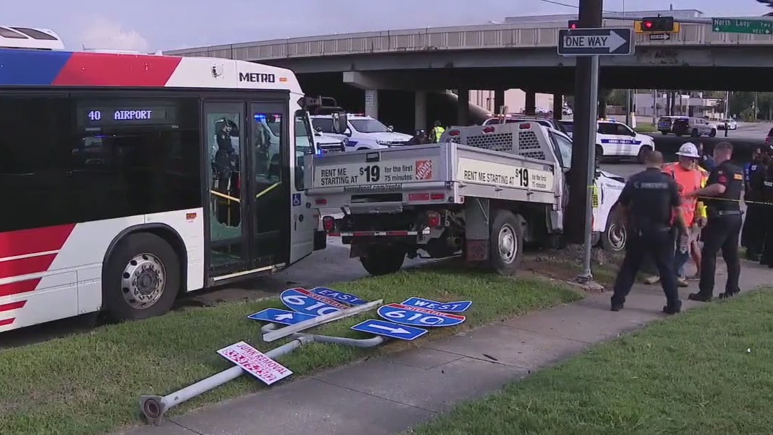 Robbery suspect crashes into Houston METRO bus
