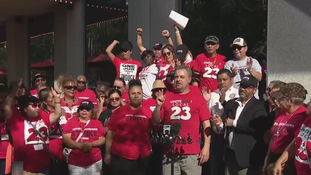 Government shutdown affecting air travel, deal reached in workers strike, and more