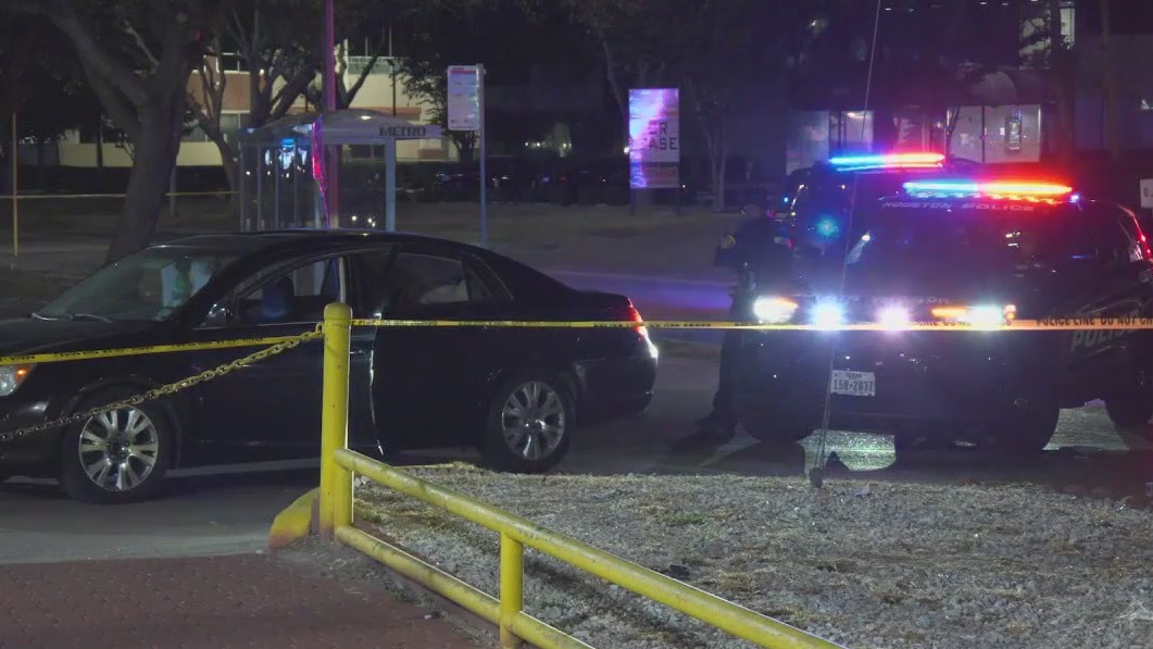 Houston Sharpstown: HPD officer allegedly shoots at suspect who fired at group