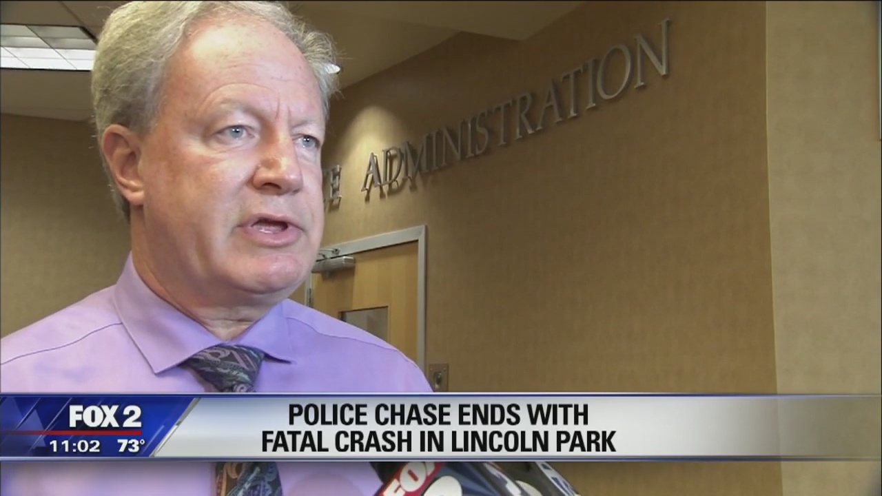 1 dead after police chase ends with crash in Lincoln Park