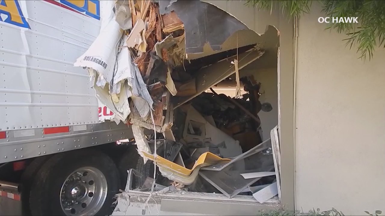 Multiple hurt after semi-truck crashes into Fullerton apartment building