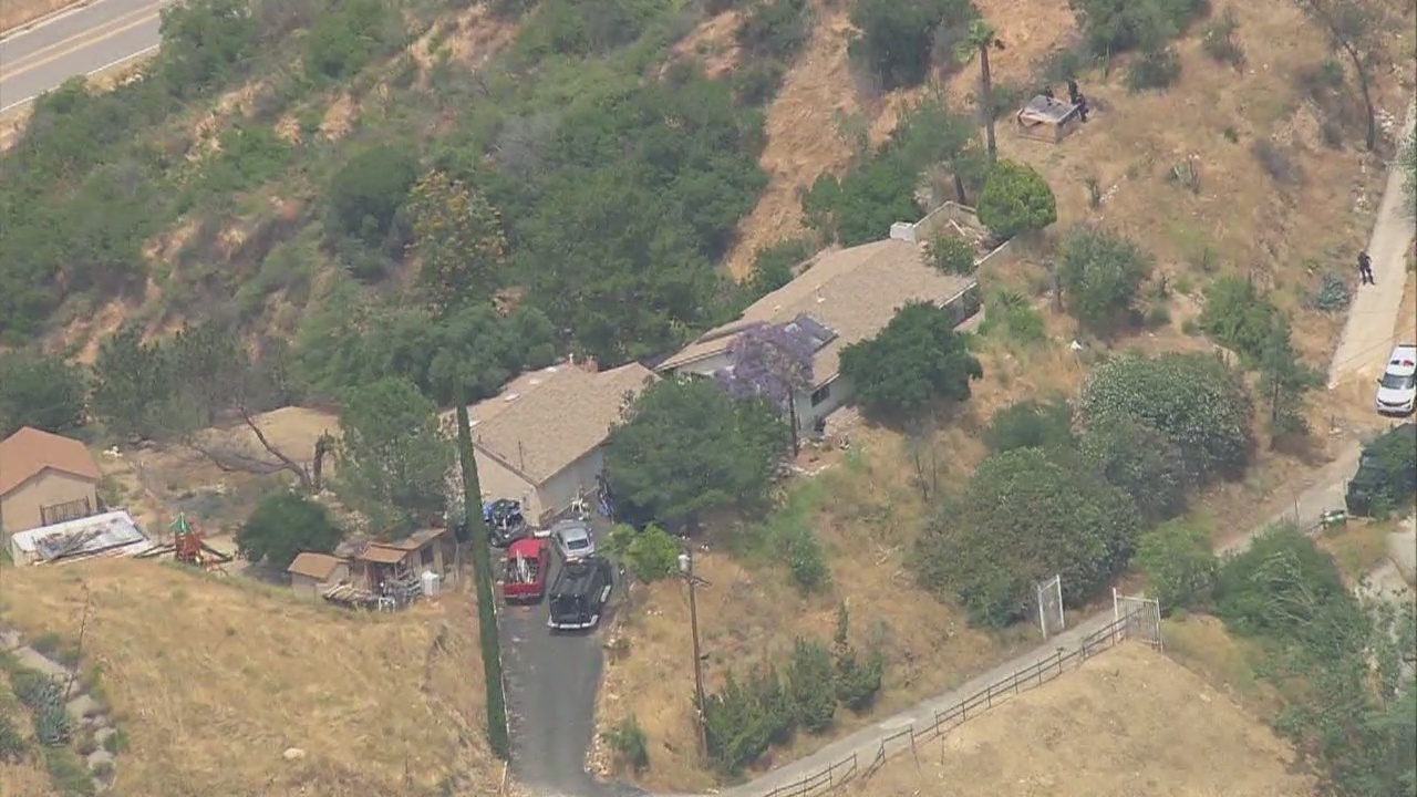 LAPD standoff with suspected prowler in Tujunga comes to an end