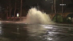 Water main break causes sinkhole in Tarzana; 190 customers without water