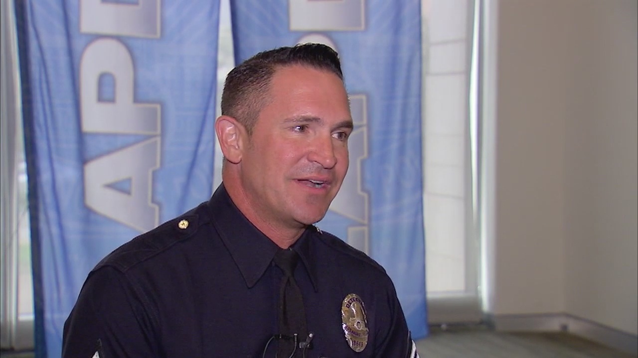 LAPD officer helps stop passenger trying to break into cockpit on flight