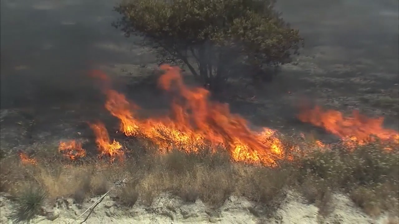 Crews continue fight against 870-acre brush fire in Santa Clarita