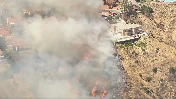 Brush fire scorches Burbank hillside; evacuations lifted