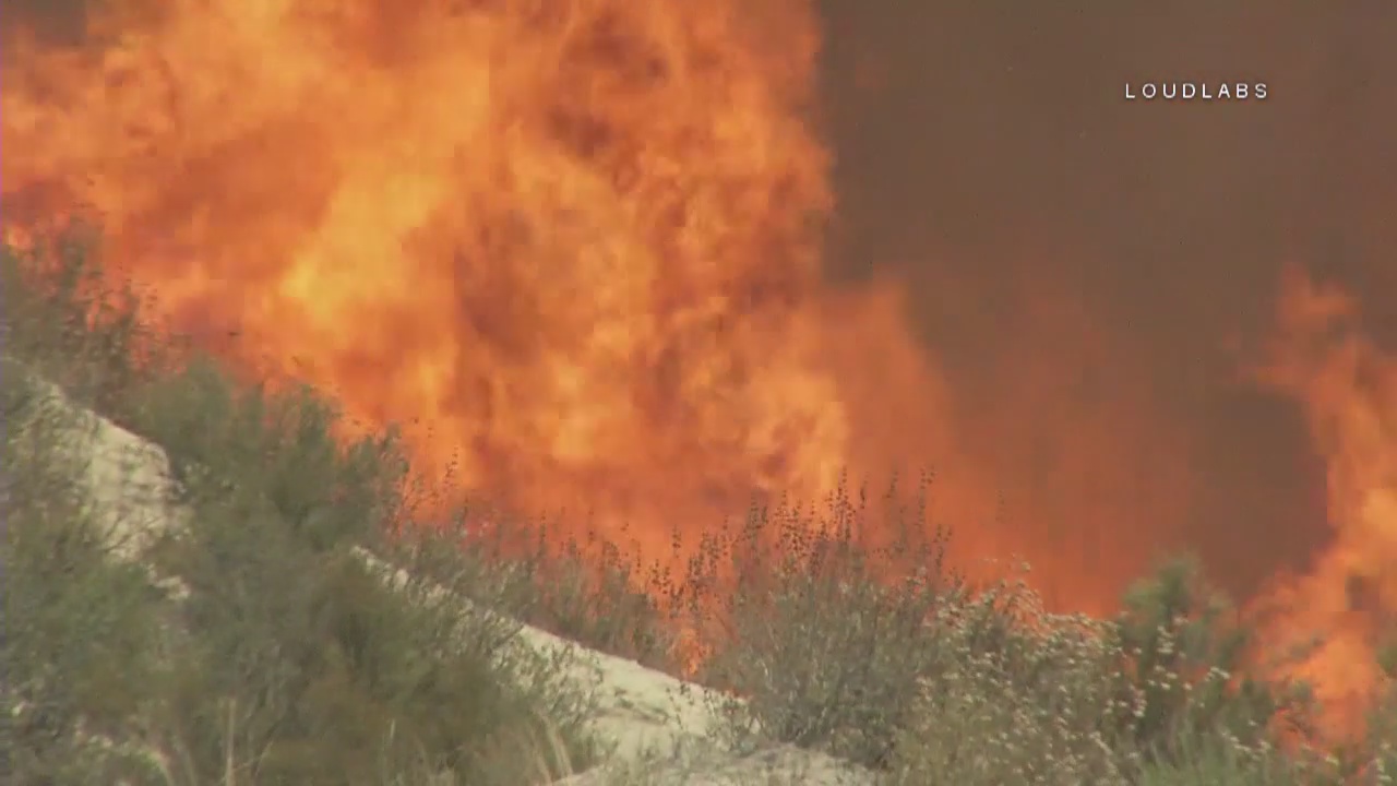 Placerita fire scorches 870 acres in Santa Clarita, 50 percent contained