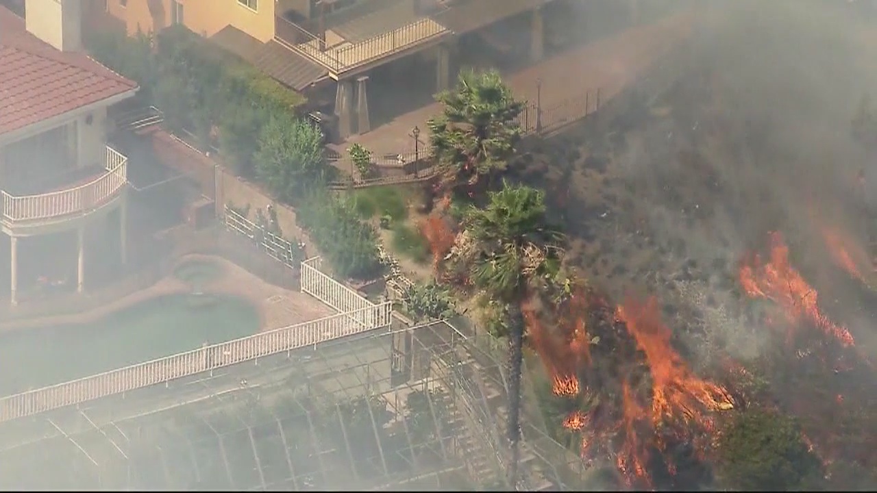 Fast moving brush fire scorches Burbank hillside, homes threatened