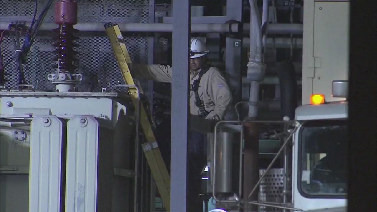 Heat wave leaves thousands without power in San Fernando Valley