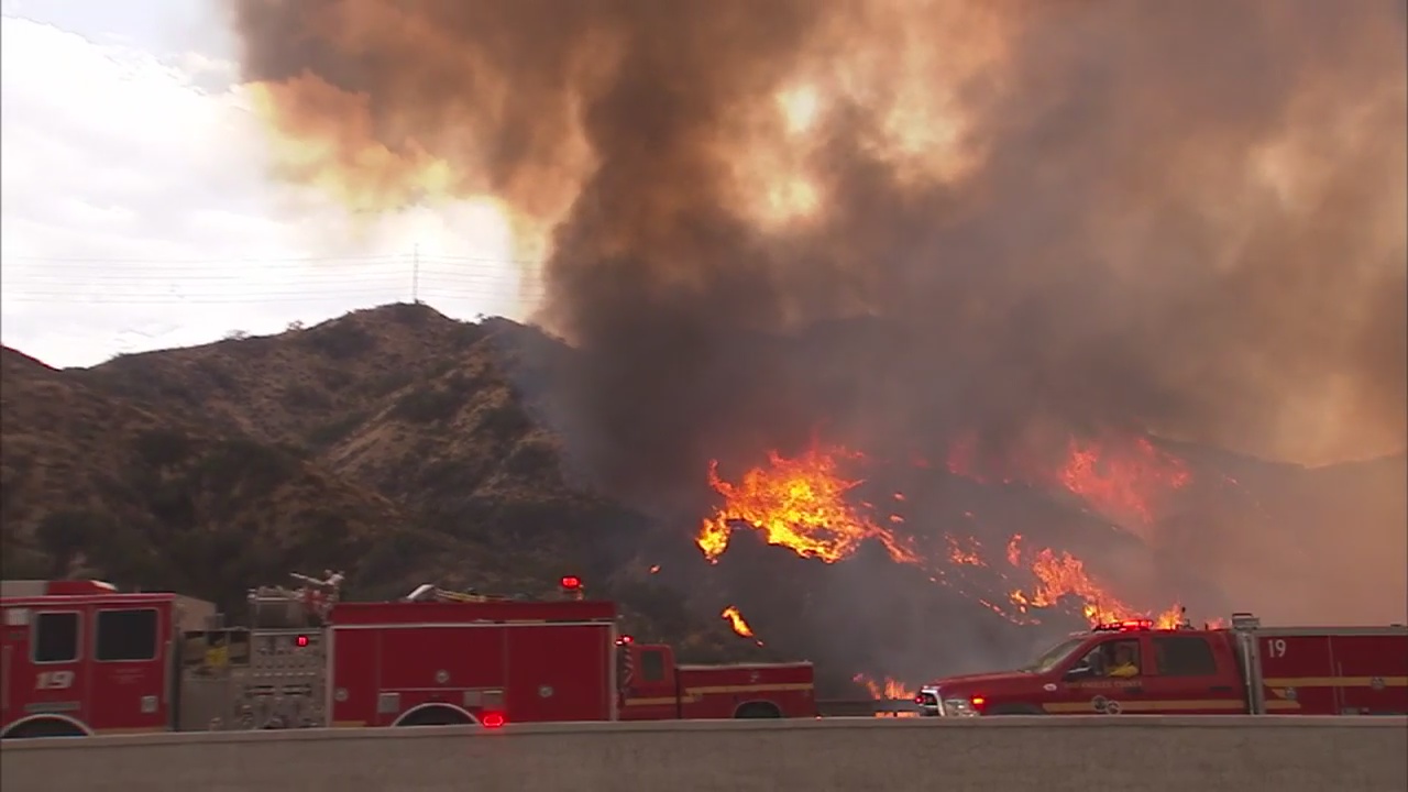 Brush fire in Sun Valley closes 210 freeway with flames and high winds