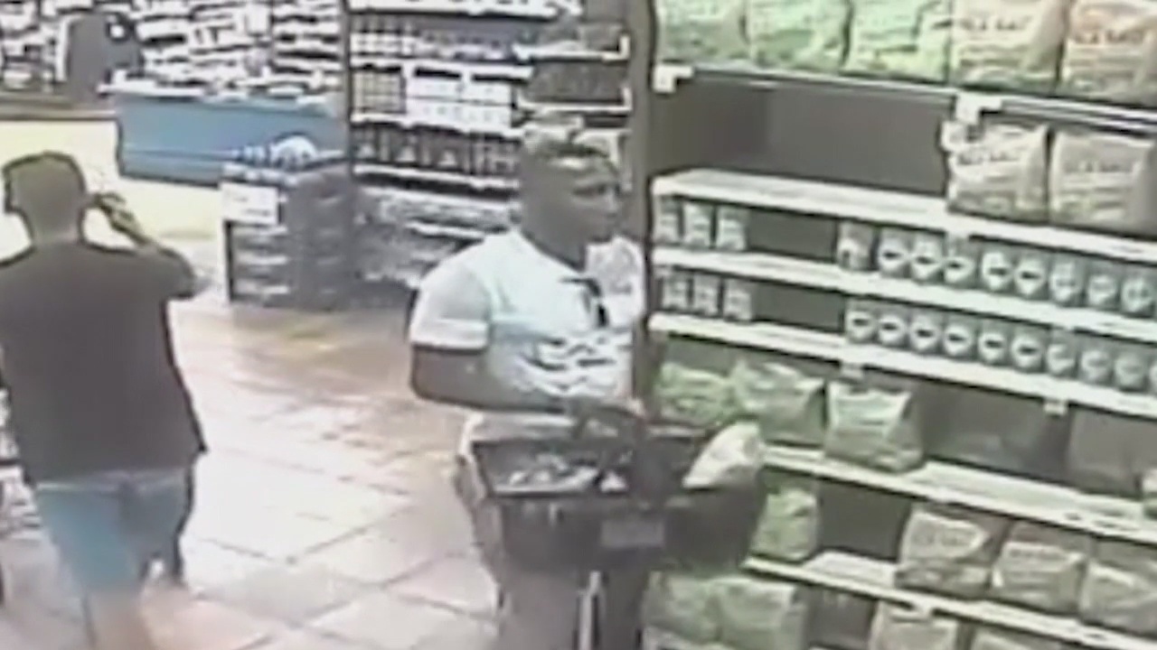 LAPD searching for thief who stole wallets from grocery shoppers