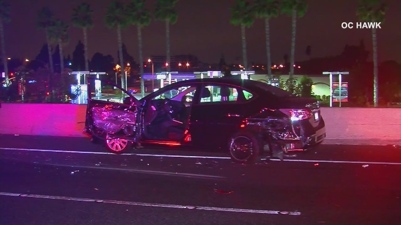 2 killed in overnight crash on 22 Freeway in Garden Grove