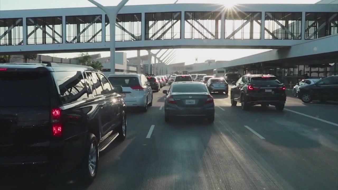 Thanksgiving travel: Thousands expected to pass through LAX Wednesday