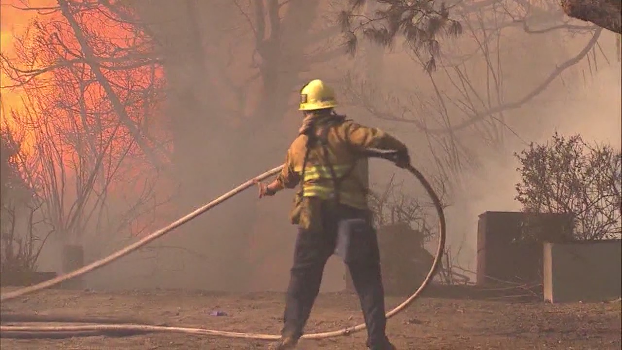'Thomas Fire' grows to 96,000 acres in Ventura County; 5% containment