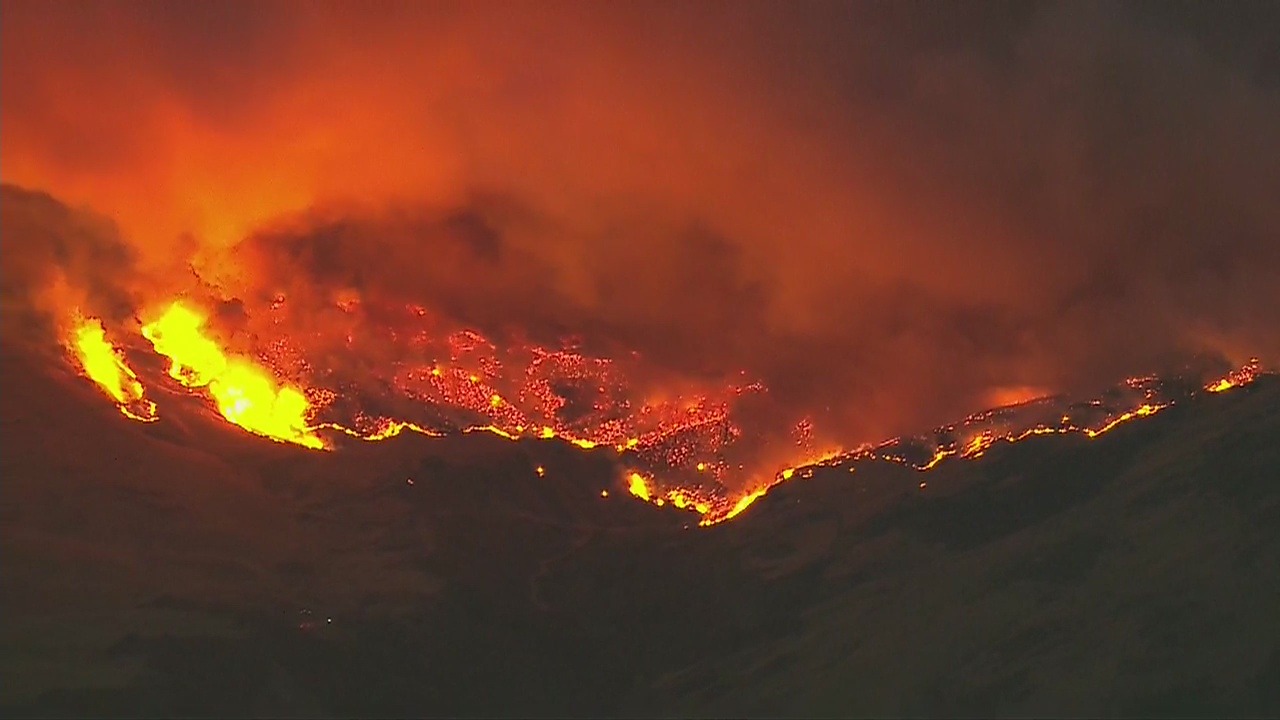'Thomas Fire' grows to 96,000 acres in Ventura County; 5% containment