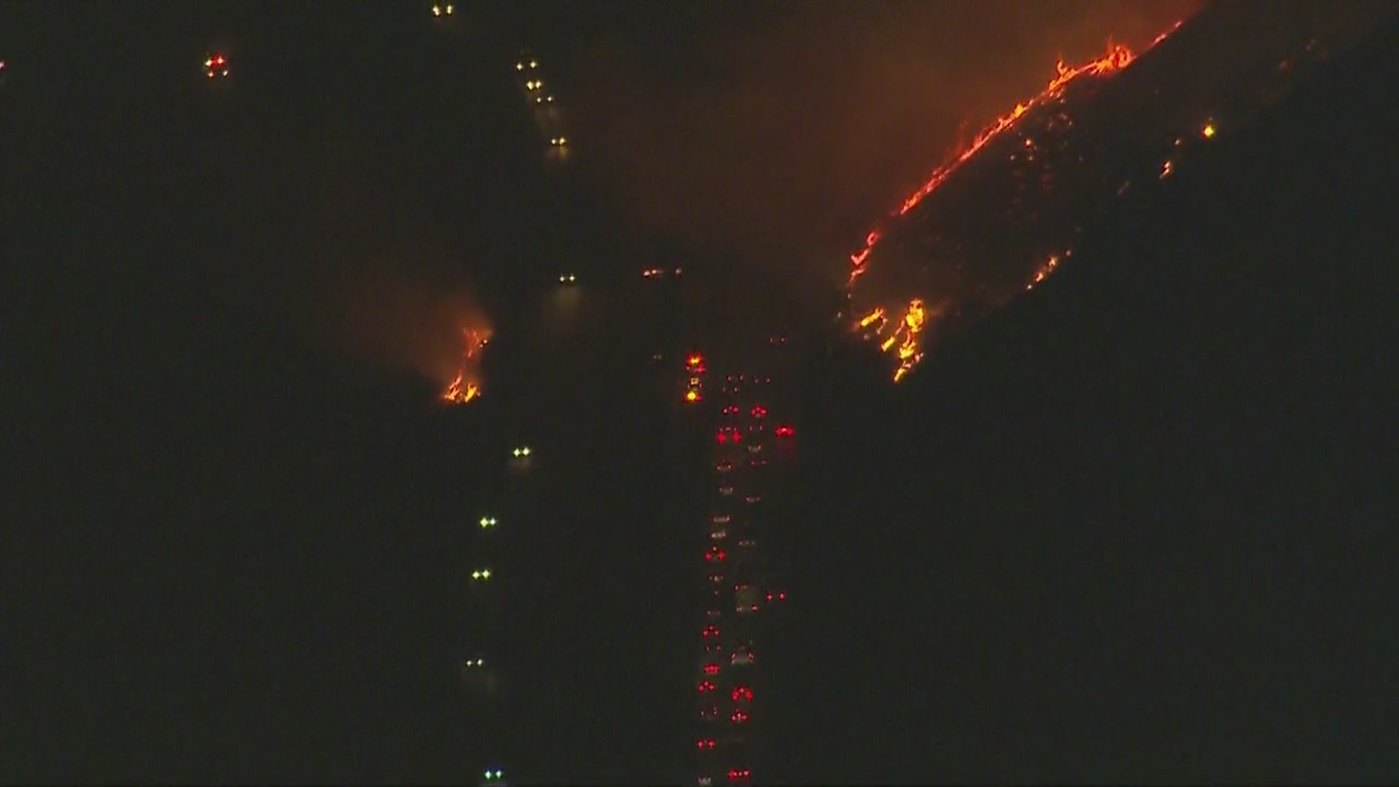 'Thomas Fire' jumps 101 Freeway in Ventura