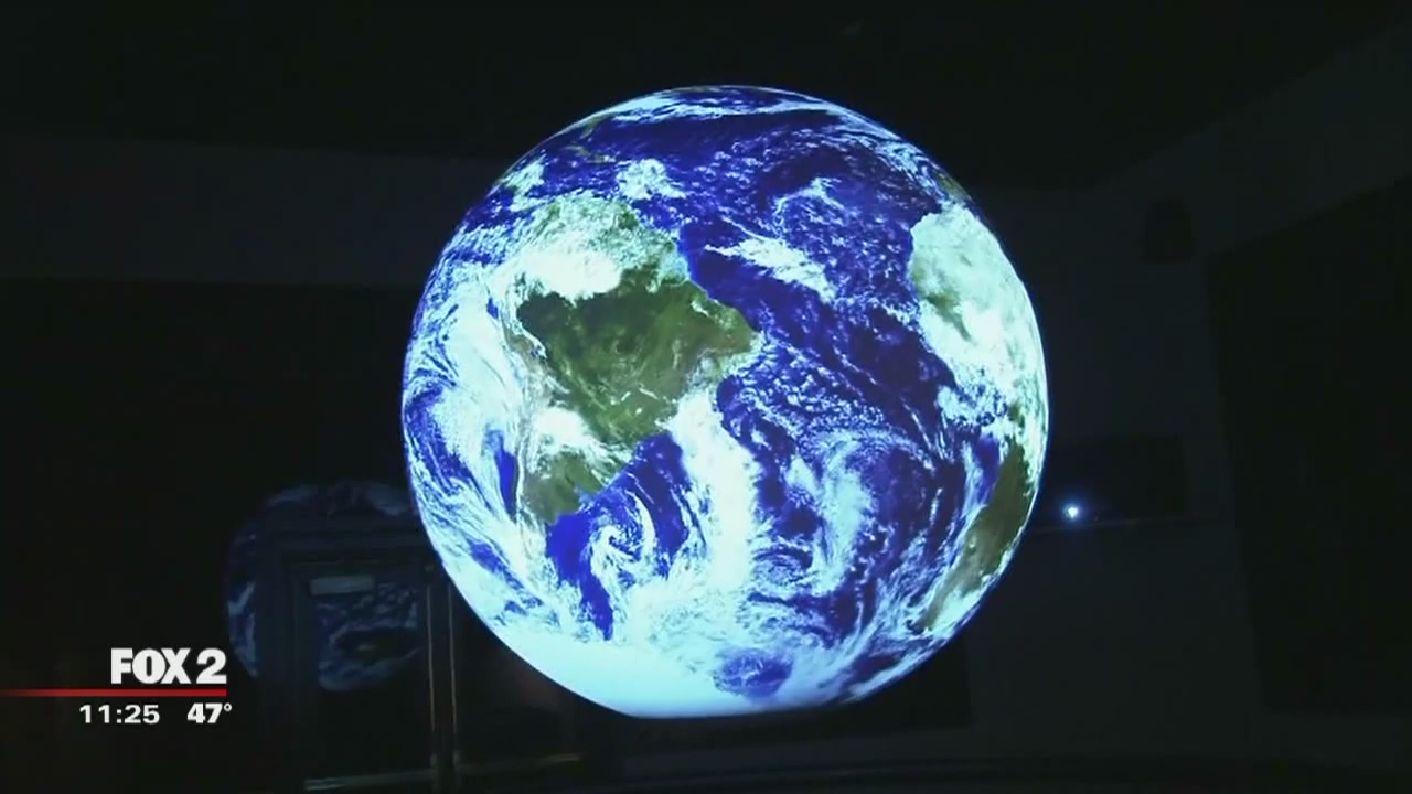 3D globe projection at the Detroit Zoo