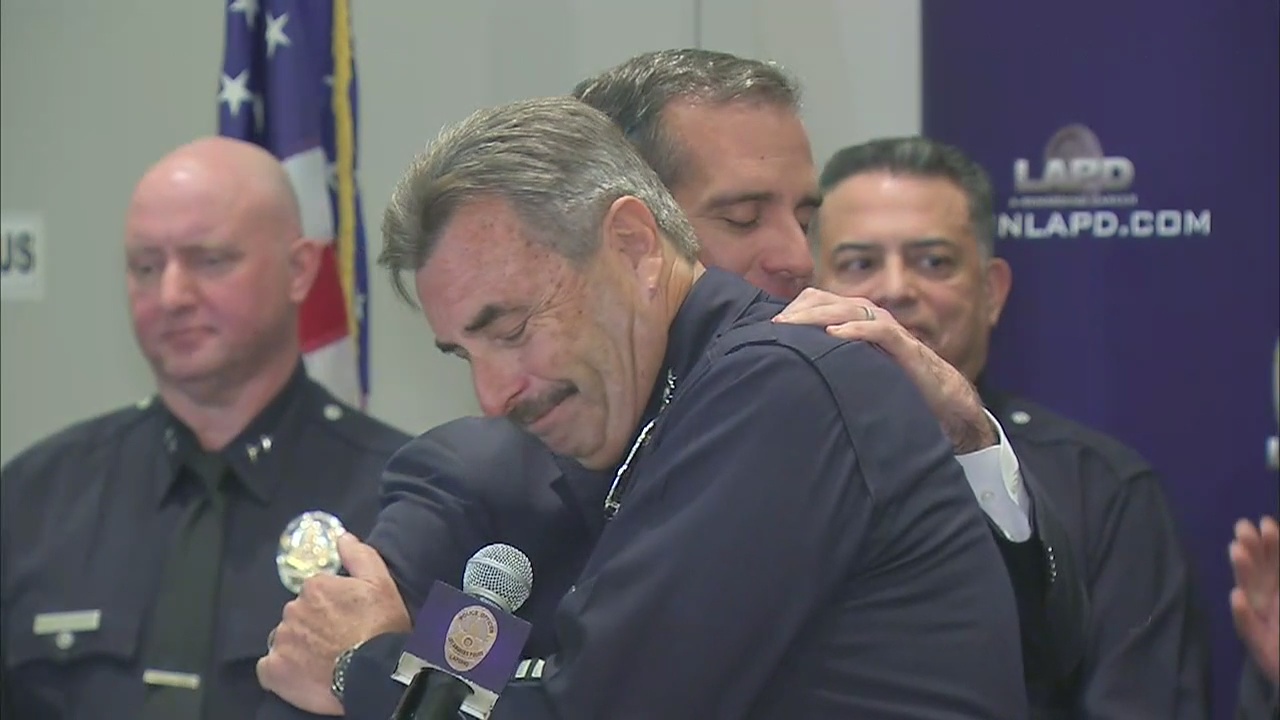 LAPD chief Charlie Beck announces early retirement