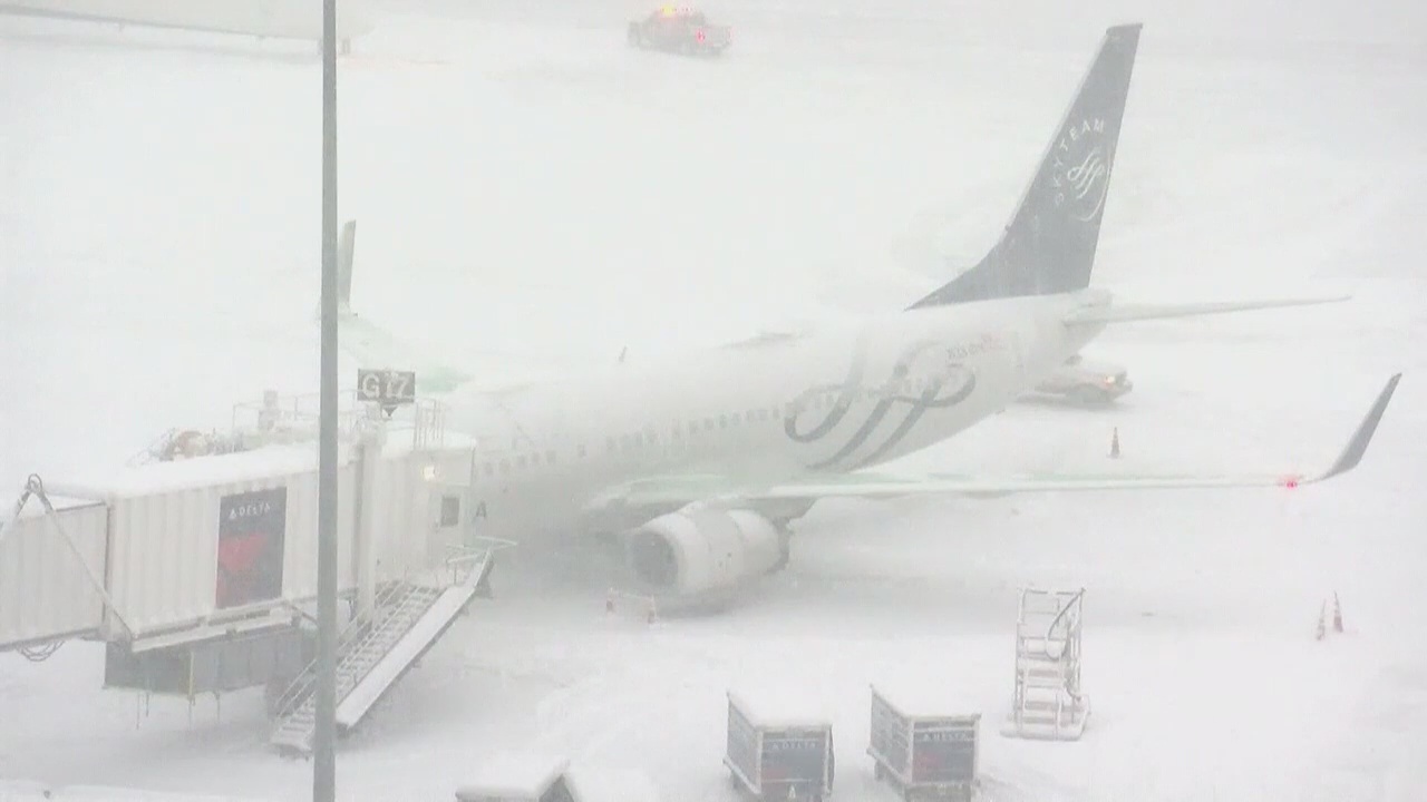 Hundreds of Midwest flights canceled in wake of Great Lakes winter storm