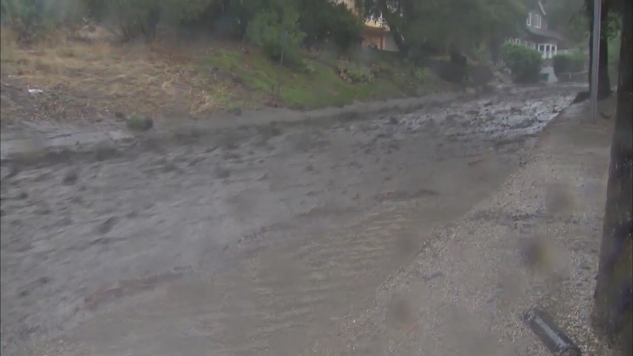 Residents prepare for coming storm in Burbank