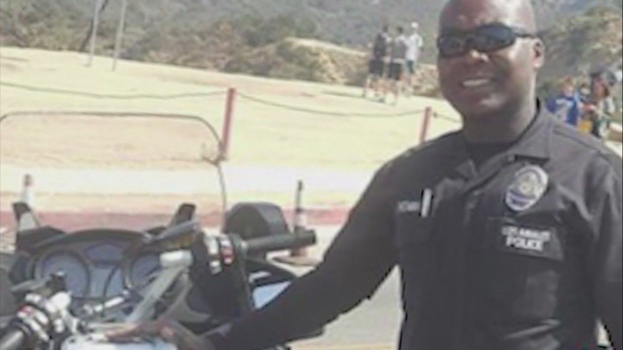 LAPD officer charged with trying to smuggle people past checkpoint