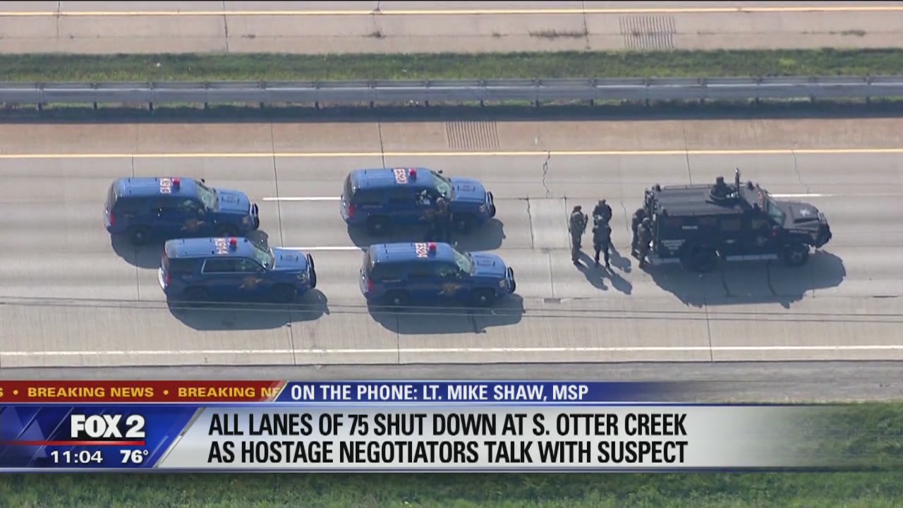 Police negotiating with armed man barricaded in car on I-75 in Monroe Co