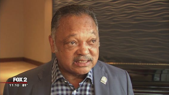 Some Lions kneel, team links arms in response to Trump