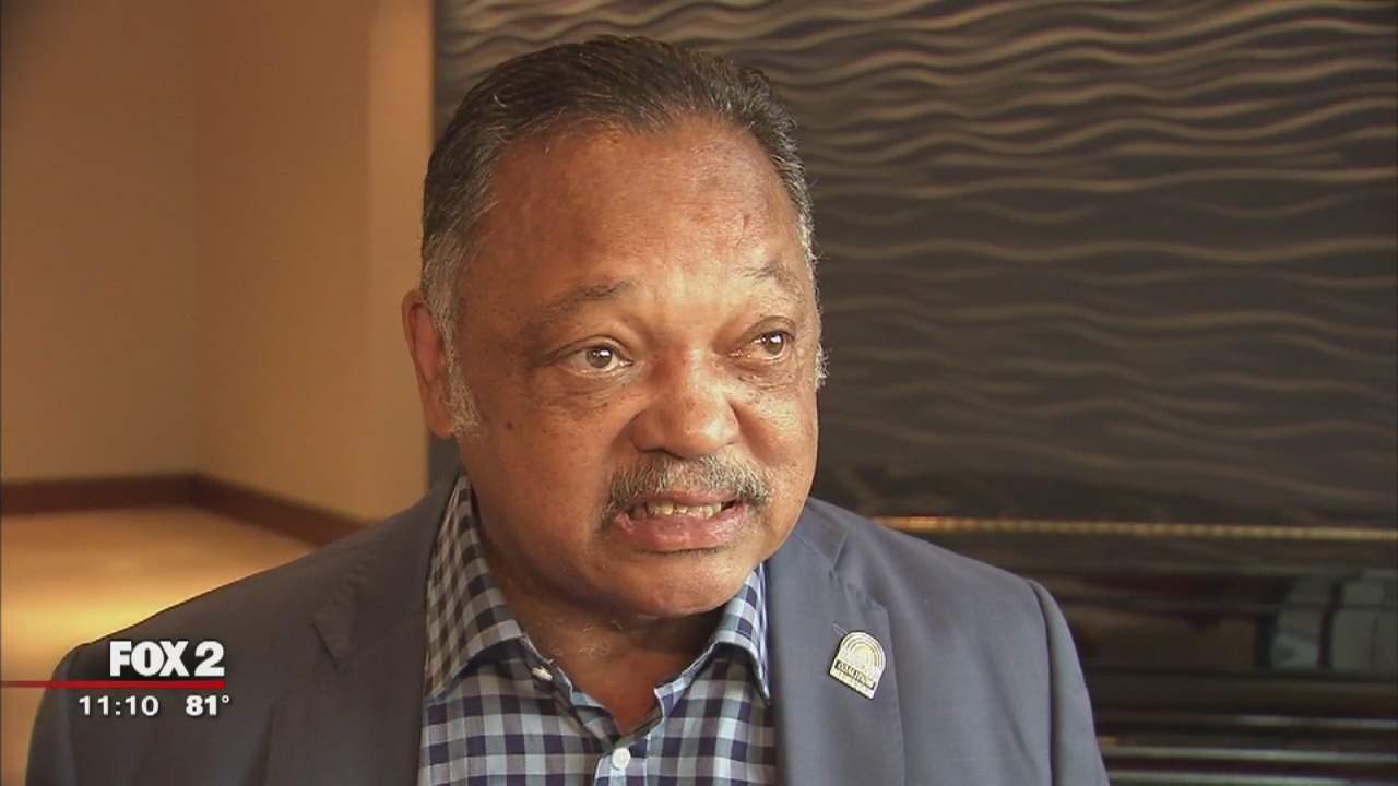 Some Lions kneel, team links arms in response to Trump