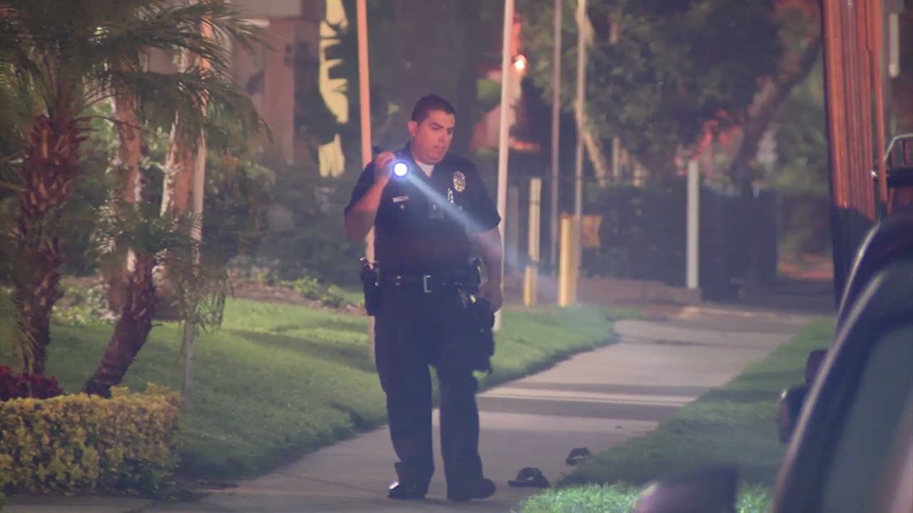 Man who was shot stumbles into 7-Eleven in North Hills