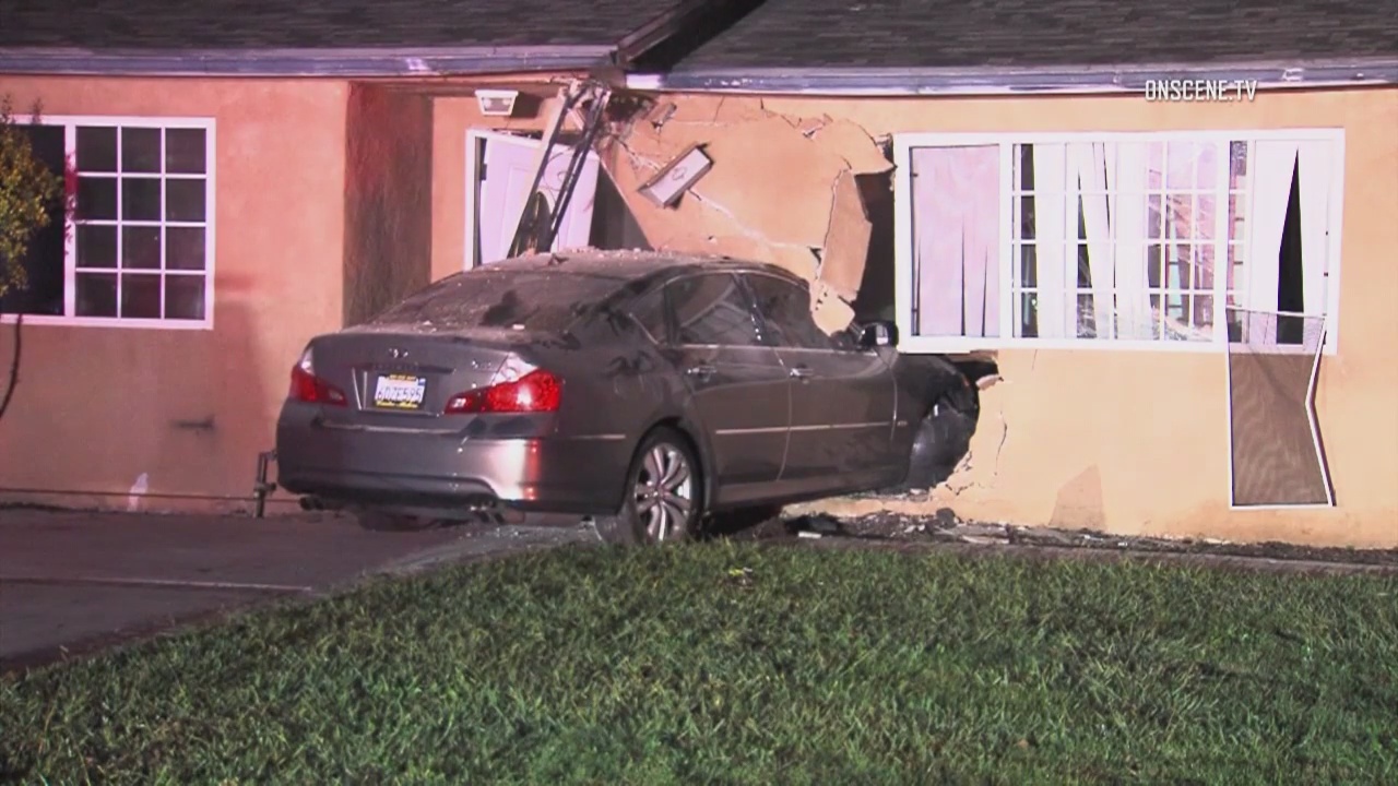 Car crashes into Oxnard home, driver flees on foot