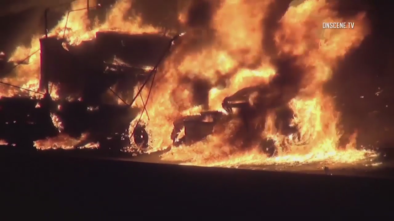 4 killed when minivan slams into stopped big rig on 5 Freeway