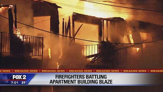 Fire engulfs apartment building in Lincoln Park