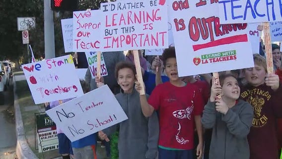 LAUSD parents, students rally in support of potential teachers' strike