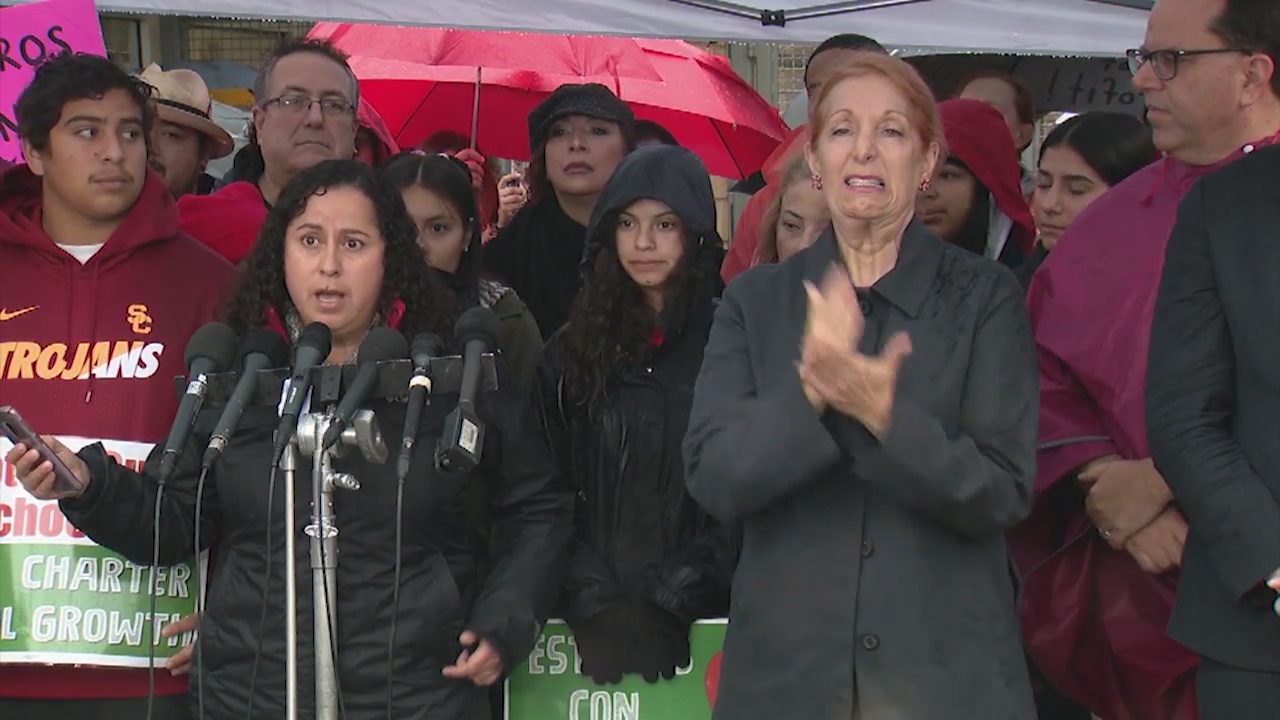 Talks resume in effort to end strike by Los Angeles teachers