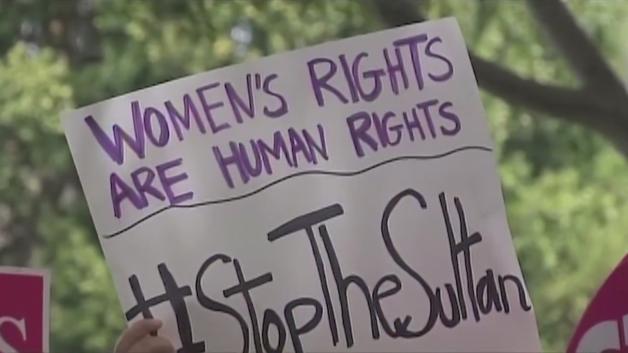 George Clooney calls for boycott of hotels over anti-gay law