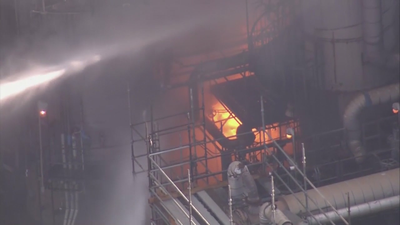 Crews battle fire at Phillips 66 refinery in Carson - Latest