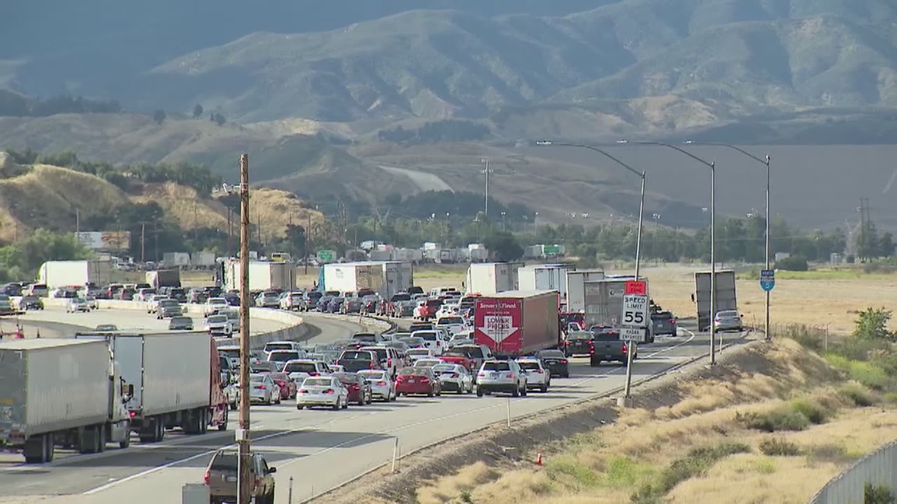 Tanker hazmat spill on 5 Fwy in Castaic