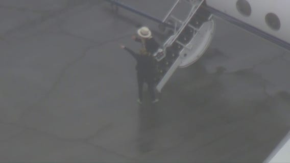 Jennifer Aniston steps out of aircraft after emergency landing