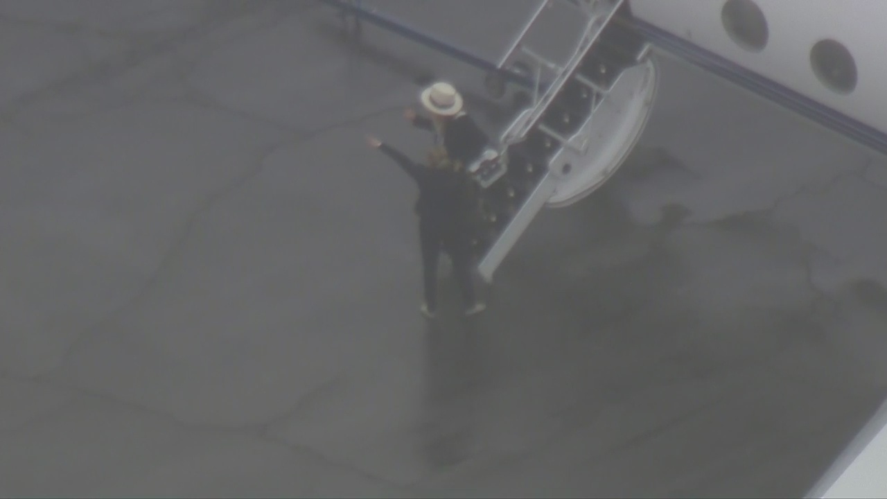 Jennifer Aniston steps out of aircraft after emergency landing