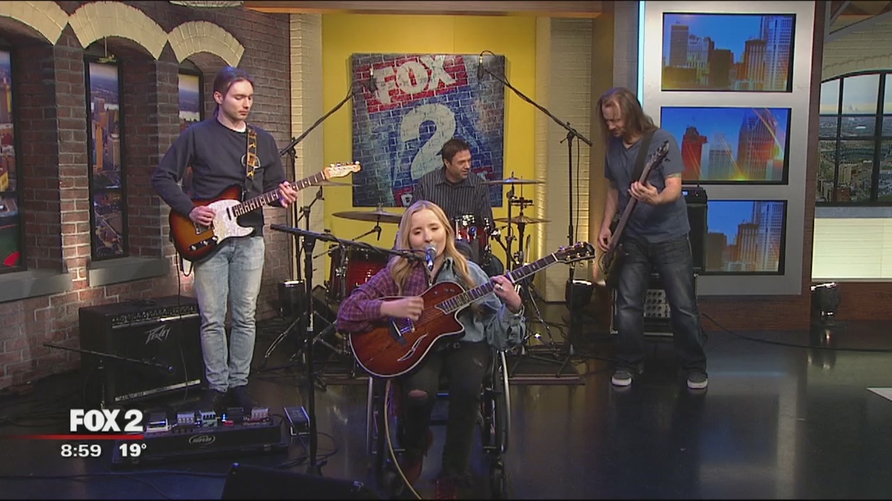 Ali McManus and her band performs live