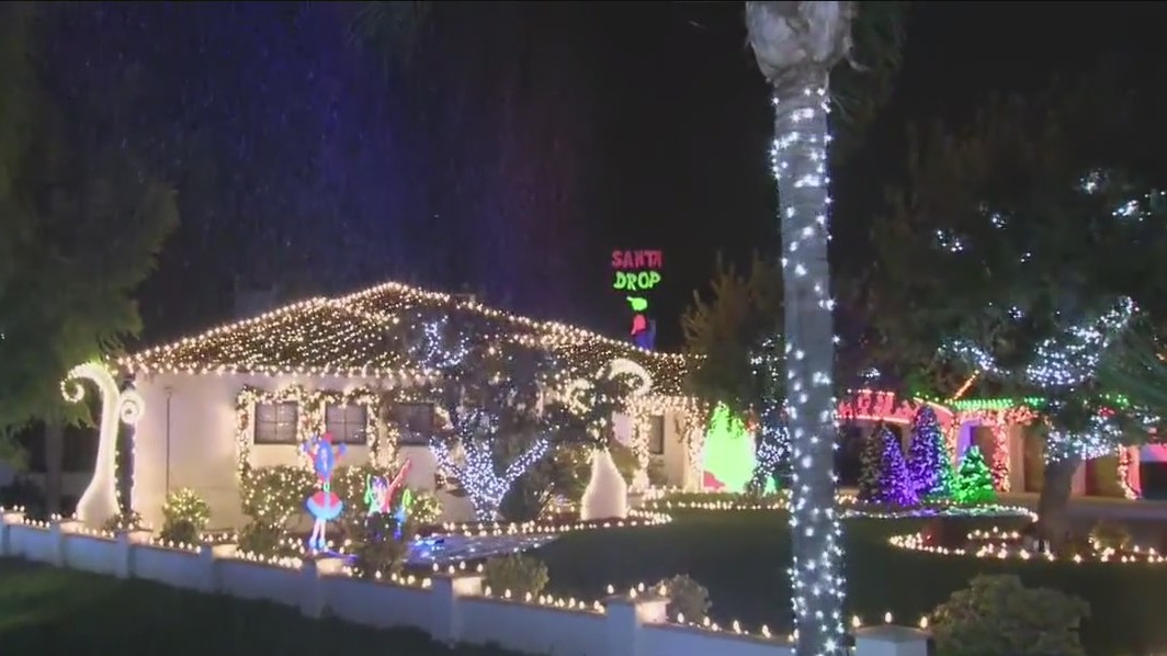Interactive Grinch-themed light show in Yorba Linda