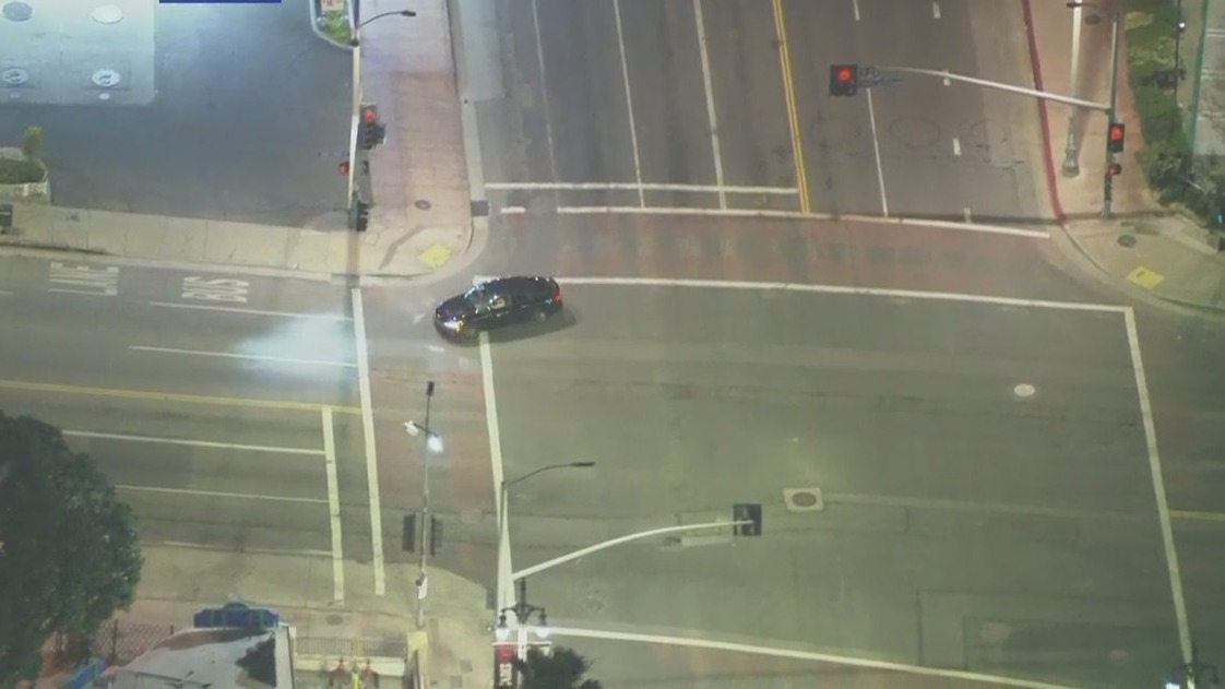 Driver goes in circles at LA intersections